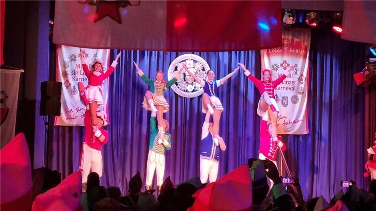 Gemeinsamer Auftritt der vier Tanzpaare der Linzer Traditionscorps.  Foto: Große Linzer KG