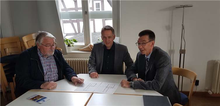 Gemeinsamer Austausch (v.l.): Ortsvorsteher Dieter Neckenig, LMA-Leiter Rolf Ehlers und CDU-Fraktionsvorsitzender Martin Hahn. Foto: CDU Engers