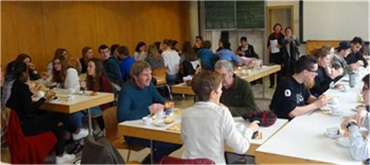 Gemeinsamer Kaffeeklatsch in der Schule.