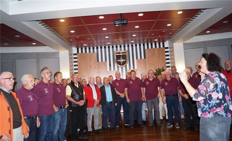 Gemeinsamer Liedvortrag der beiden Chöre mit Chorleiterin Herlinde Tam.