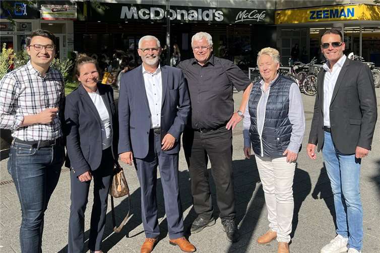 Gemeinsamer Ortstermin am Löhrrondell mit Bürgermeisterin Ulrike Mohrs: Die CDU-Fraktion zeigt Präsenz an einem der Brennpunkte der Vermüllung und macht klar – Koblenz soll sauber bleiben.  Foto: Philip Rünz