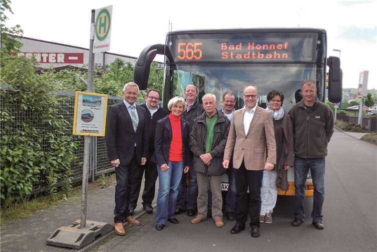 Gemeinsamer Ortstermin bei der Probehaltestelle. privat