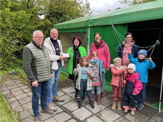 Gemeinsamer Spaß im Pfarrgarten, hier die Spendenübergabe von Ortsvorsteher O. Wulf und der Gemeindereferentin M. Kremer-Breuer. Foto: Jörg Breuer
