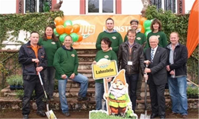 Gemeinsamer Spatenstich im „Gemeinschaftsgarten“ eines großartige Projekts des Globus Warenhauses Lahnstein am Martinsschloss in den Oberlahnsteiner Rheinanlagen. Mit Hand angelegt hatten auch Oberbürgermeister Peter Labonte (Zweiter v.r.) und Martin Siebert, Geschäftsleiter des Globus Marktes Lahnstein. (Dritter v.r.). US