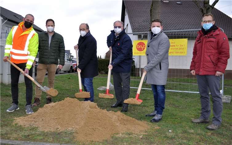 Gemeinsamer Spatenstich in Lüftelberg, von links: Matthias Lehwald, Bauleiter der ausführenden Firma R & R Heming, Carsten Hartmann, bn:t-Projektleiter, Heinz-Peter Witt, Technischer Beigeordneter, Günther Blatzheim, bn:t-Geschäftsführer, Bürgermeister Holger Jung und Wirtschaftsförderer Dirk Schwindenhammer. Foto: Stadt Meckenheim