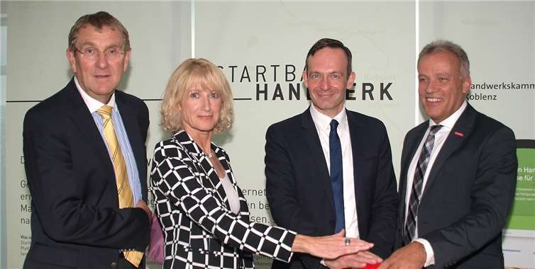 Gemeinsamer Start der Internetplattform startbahn-handwerk.de, auf der sich Handwerksbetriebe untereinander vernetzen können: v.li. der Hauptgeschäftsführer der HWK Koblenz Alexander Baden, Bürgermeisterin Marie-Theres Hammes-Rosenstein, der rheinland-pfälzische Wirtschaftsminister Dr. Volker Wissing und der Präsident der HWK Koblenz Kurt Krautscheid.