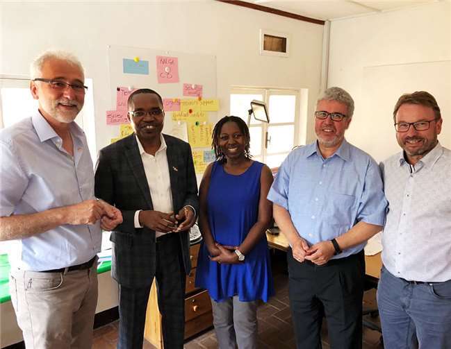 Projekt „Kommunaler Verwaltungsaustausch RLP - Ruanda“ in vollem Gange Gemeinsamer Workshop: Dr. Karl-Heinz Frieden, Ladislas Ngendahimana, Innocente Murasi, Klaus Weisbrod und Wolfgang Treis.