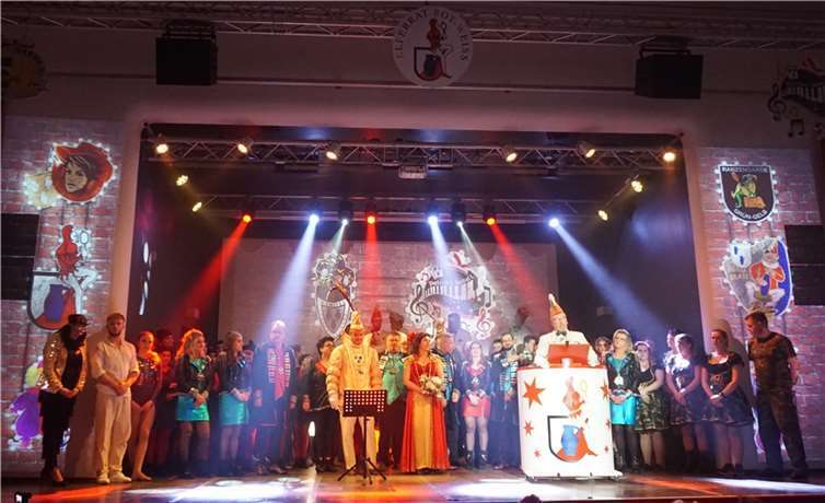 Gemeinsames Abschlussbild aller aktiven der Vereine und dem Prinzenpaar aus dem Kannenbäckerland. Fotos: Jana Gräf, Komitee Fastnachtszug e.V.