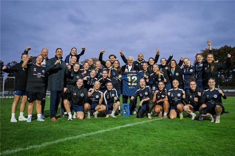 Gemeinsames Abschlussfoto nach dem Training: Bundespräsident Frank-Walter Steinmeier umrahmt von den 2. Bundesliga-Spielerinnen der SG 99 Andernach. Als kleines Geschenk freute sich das Staatsoberhaupt über ein handsigniertes Trikot der Bäckermädchen.. Foto: Norina Tönges