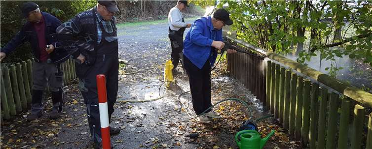 Gemeinsames Anpacken und ehrenamtliches Engagement lohnt: Der Kreis Ahrweiler prämiert beim Wettbewerb auch den besonderen Einsatz von Vereinen und Initiativen für die Gemeinschaft. Foto: Seniorenwerkstatt Niederzissen