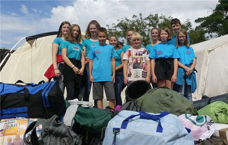 Gemeinsames Anpacken war beim Aufbau des KJFV-Zeltlagers im Areal der Ulmener Burg angesagt.