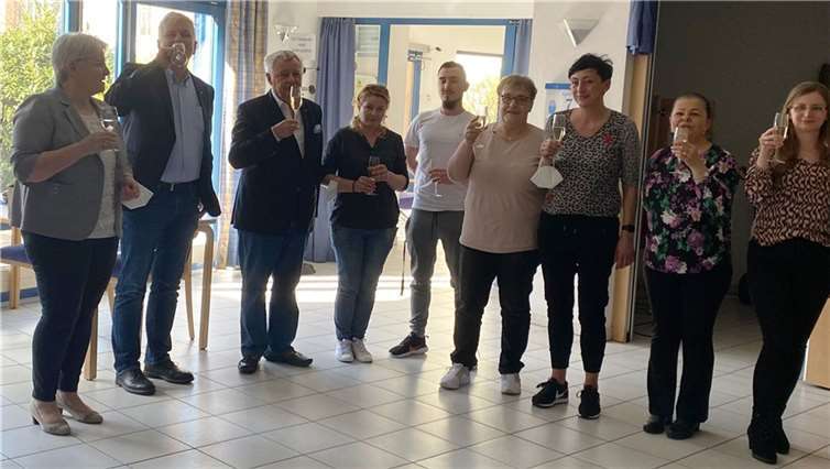 Gemeinsames Anstoßen auf den tollen Gewinn. Foto: privat