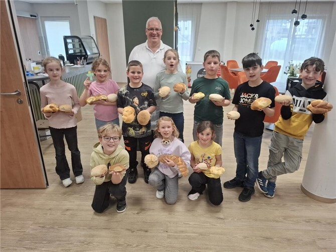 Gemeinsames Backen schafft besondere Momente im Seniorenheim.  Foto: privat