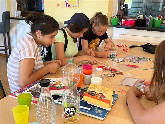 Gemeinsames Basteln macht Spaß.