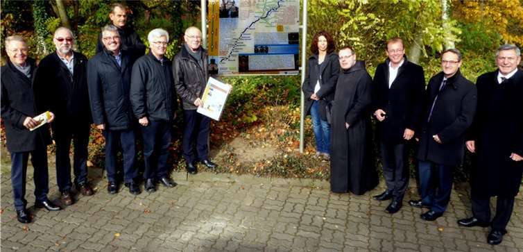 Gemeinsames Bürger-Engagement in Maria Laach (v.l.): Elmar Schmitz (Voba), Franz Blaeser (JakGes), Hans-Peter Ammel (StBM), Joachim Möller (Maria Laach), Dieter Preß & Heinz Schäfer (beide SMB MY), Andrea Montermann (Tafel-Gestalterin), Pater Albert Sieger (Prior-Administrator ML), Jörg Lempertz (VBM), Udo Lohner (KSK), Thomas Schäfer (GF ML). Fotos: Press
