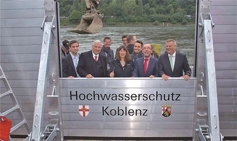 Gemeinsames Einsetzen eines Querriegels bei der mobilen Hochwasserschutzwand.: (Von rechts) SGD Nord Präsident Ulrich Kleemann, Umweltministerin Ulrike Höfken, Baudezernent Martin Prümm und OB Joachim Hofmann-Göttig. US