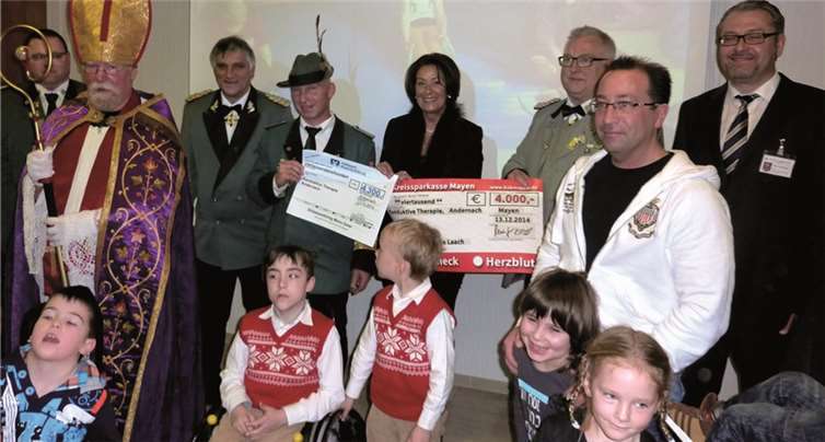 Gemeinsames Engagement unterstützt die Konduktive Therapie unter dem Leitgedanken „Hilf mir, es selbst zu tun“ (hintere Reihe v.r.n.l.): Physio-Therapeut Viktor Hartfelder, Schützenbund-Schatzmeister Jürgen Kreusch, Schirmherrin Petra Hütten, bisheriger Diözesan-Schützenkönig Mario Oster und Bezirks-Bundesmeister Norbert Steffens. -PRESS-