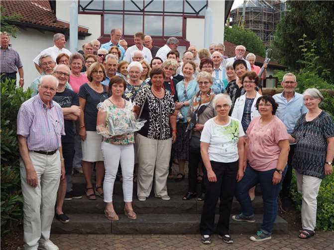 Gemeinsames Foto bei der Verabschiedung beim 25-jährigen Jubiläum vor der Klieburg-Halle.