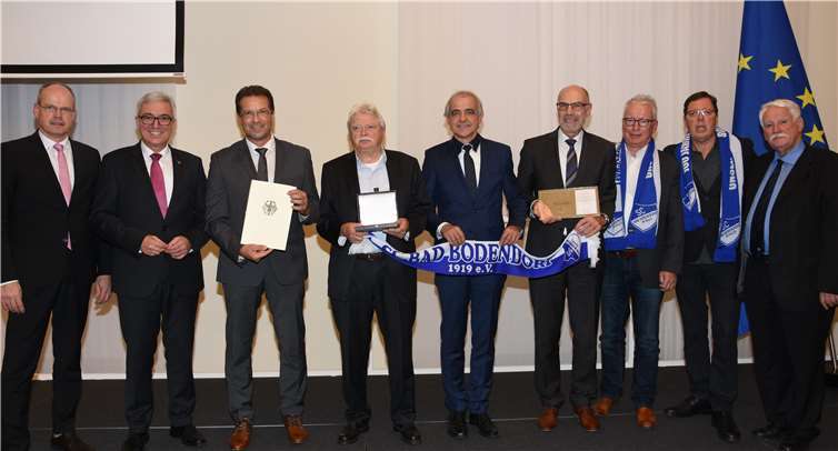 Gemeinsames Foto der Delegation des SC Bad Bodendorf 1919 mit Innen- und Sportminister Roger Lewentz (Zweiter von links). Foto: SC Bad Bodendorf 1919