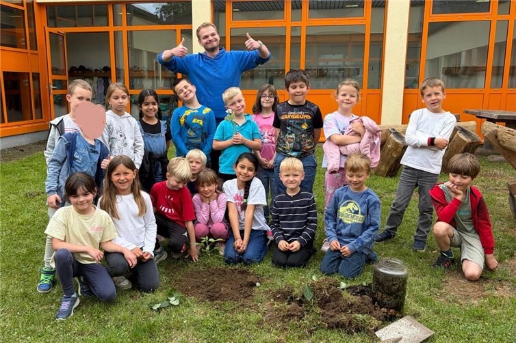 Gemeinsames Foto der Klasse 1d mit „ihrem“ Apfelbaum