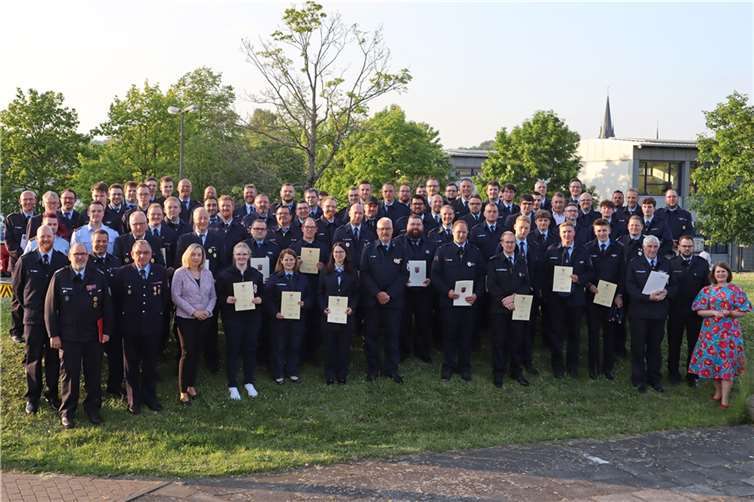 Gemeinsames Foto mit allen geehrten, neu ernannten oder bestellten Kameradinnen und Kameraden aus den elf Feuerwehr-Einheiten der VG Wirges. Foto: Annette Brach/ VG Wirges