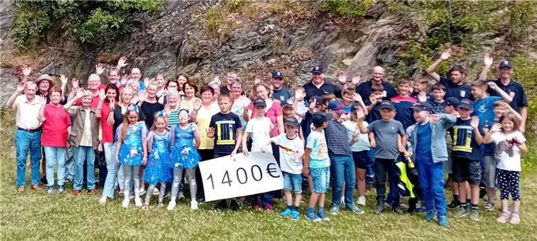 Gemeinsames Foto mit jungen und älteren Aktiven aus allen Gruppierungen auf dem Sportplatz in Trimbs.  Foto: privat