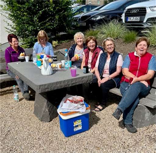 Gemeinsames Frühstück der Herlferinnen in Rieden.  Fotos: privat