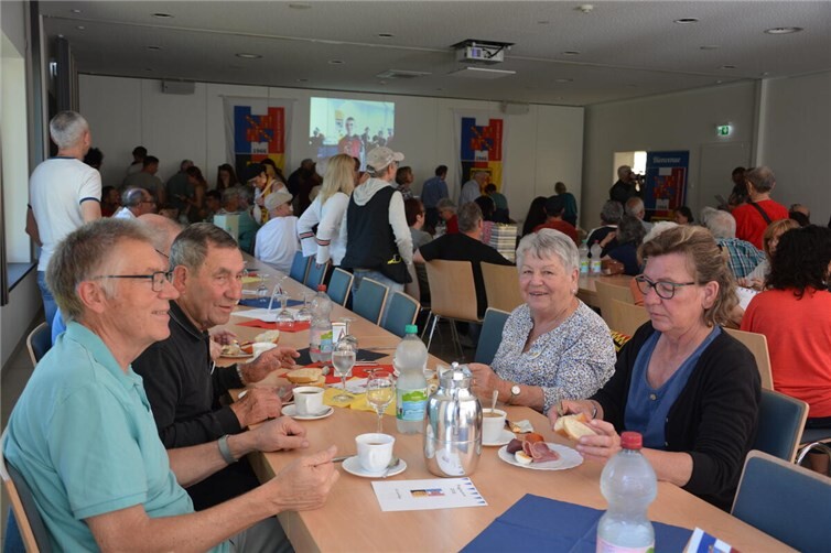 Gemeinsames Frühstück im Gemeindesaal.