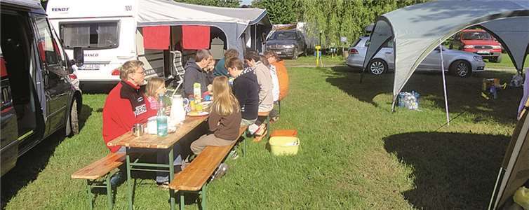 Gemeinsames Frühstück im Sonnenschein. Privat