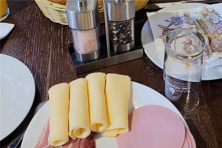 Gemeinsames Frühstück nach der ersten Runde: In der Gaststätte „Om Maat“ wird das Klappern auch abseits der Straßen zum Gemeinschaftserlebnis.