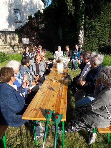 Gemeinsames Gespräch bei Maibowle.  Foto: privat