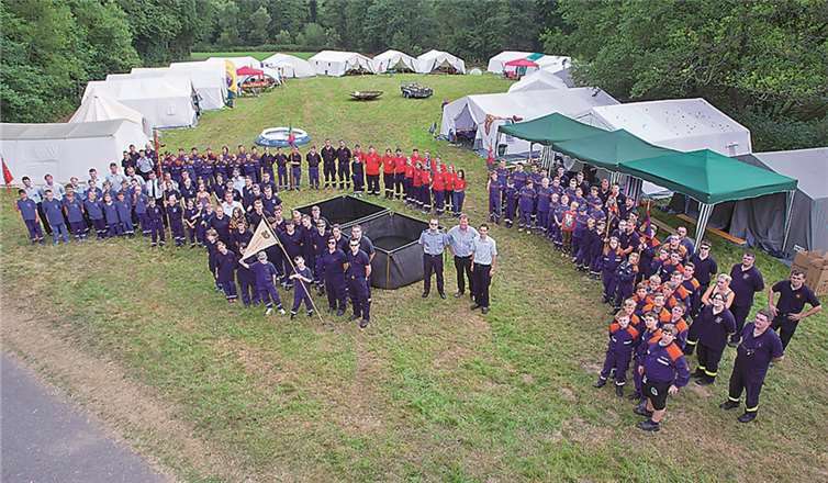Gemeinsames Gruppenfoto der Teilnehmer im Zeltlager.