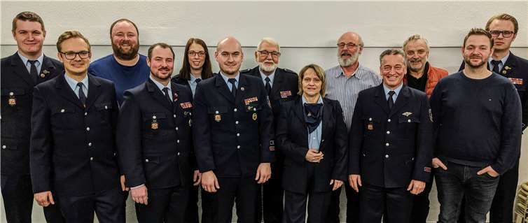 Gemeinsames Gruppenfoto der neuen und ehemaligen Vorstandsmitglieder. Copyright: Feuerwehr Krümmel-Sessenhausen