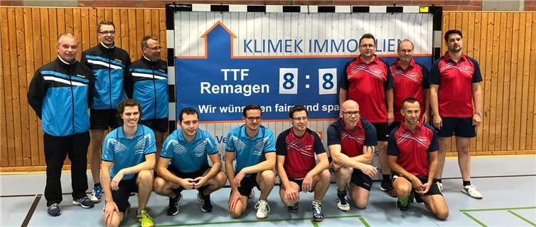 Gemeinsames Gruppenfoto nach dem Spiel, Spieler der TTF Remagen (l.) und des SC Niederzissen.  privat