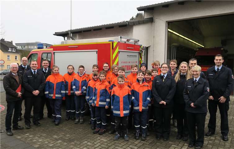 Gemeinsames Gruppenfoto nach dem Wechsel der Leitung der Jugendfeuerwehr Puderbach. Feuerwehr VG Puderbach