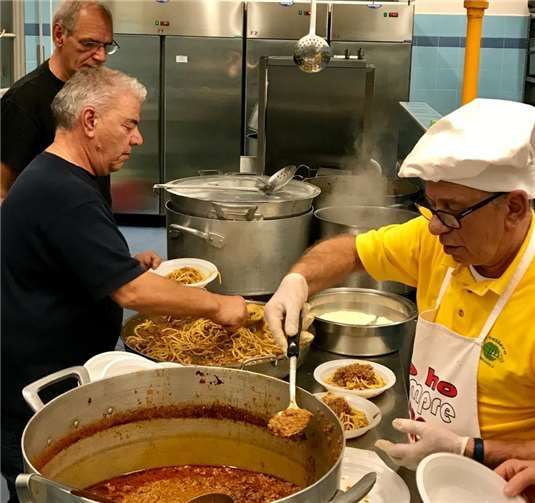 Gemeinsames Kochen mit den italienischen Freunden.