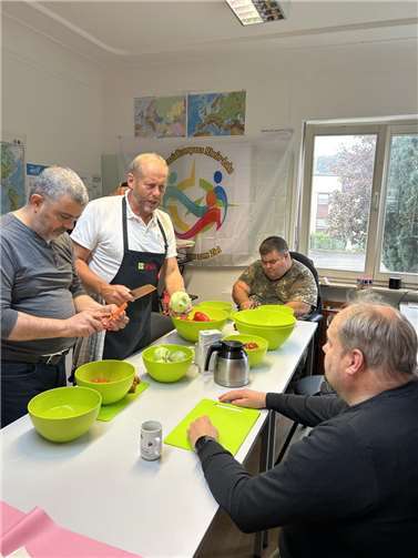 Gemeinsames Kochen mit frischen Zutaten.