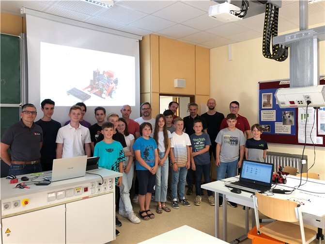 Gemeinsames Lernen von Kindern und Eltern im MINT-Bildungskurs. Foto: Wolfgang Schäfer