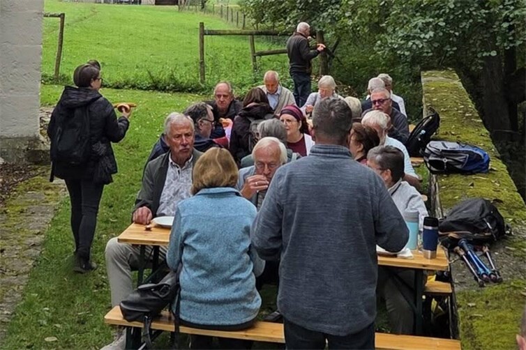 Gemeinsames Mittagessen nach der Pilgermesse neben der Kapelle an der Nitz.