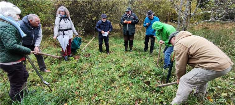 Gemeinsames Pflanzen beim Bachpatentag 2021 in Quiddelbach. Foto: privat