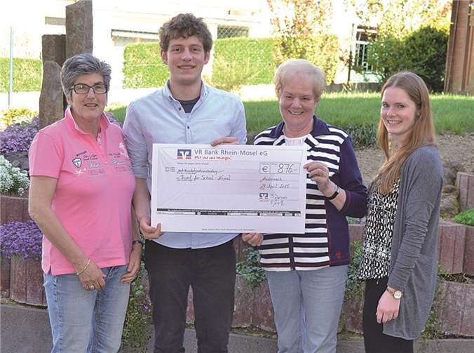 Gemeinsames Projekt (v.l.): Heidrun Mülhausen, Florian Jüngerich, Brunhilde Geisen (Vorsitzende Kfd), Svea Zerwas. privat