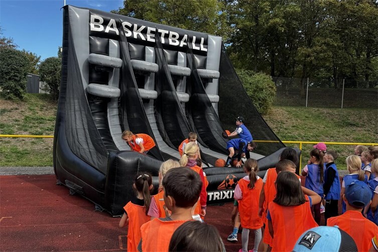Gemeinsames Punktesammeln beim Basketball macht Spaß