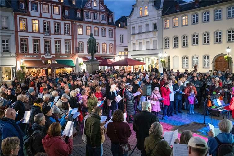 Gemeinsames Singen auf dem Jesuitenplatz. Fotos: SCH