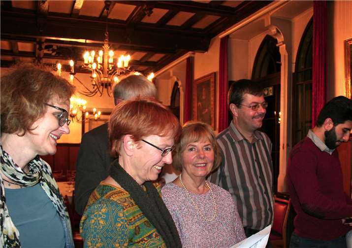 Gemeinsames Singen gehört zum vorweihnachtlichen Treffen.