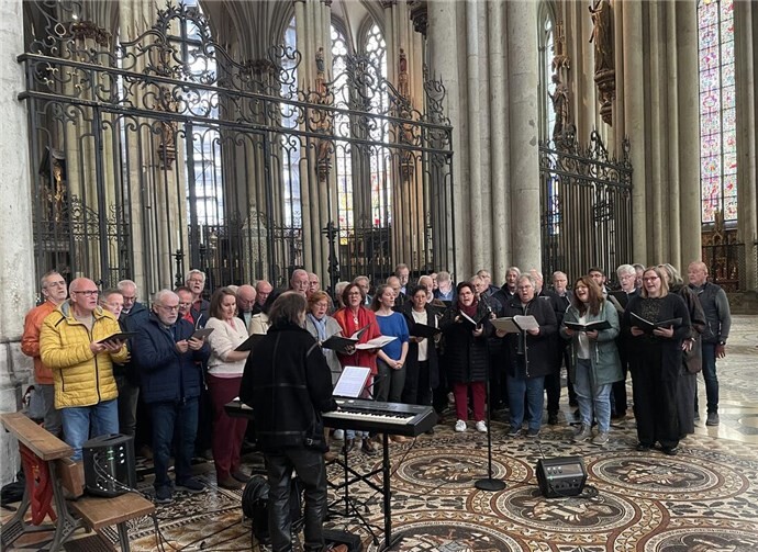 Gemeinsames Singen im Dom.  Foto: privat