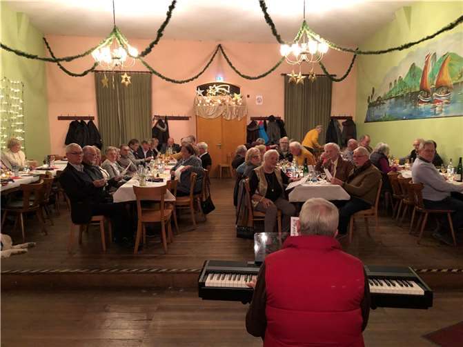 Gemeinsames Singen mit Jürgen Reitershan  Foto: MGV Rheinland