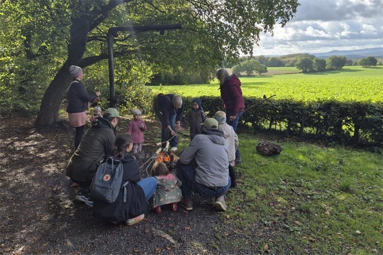 Gemeinsames Stockbrotgrillen am Lagerfeuer