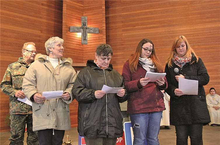 Gemeinsames Vortragen der Fürbitten. Caritas-Werkstätten, Cochem