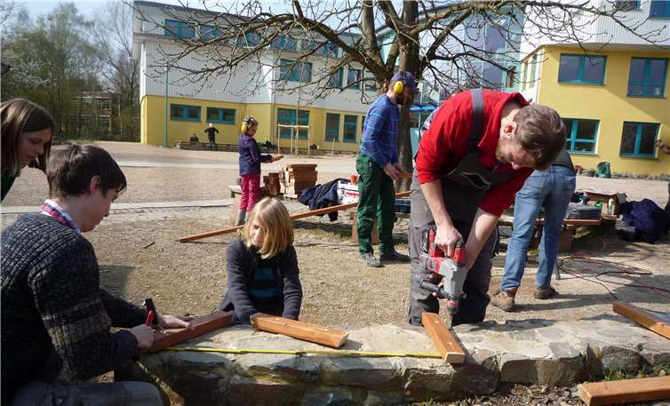 Waldorfschulen verändern die Welt Gemeinsames Werkeln in der Waldorfschule Neuwied-Niederbieber.Foto: privat