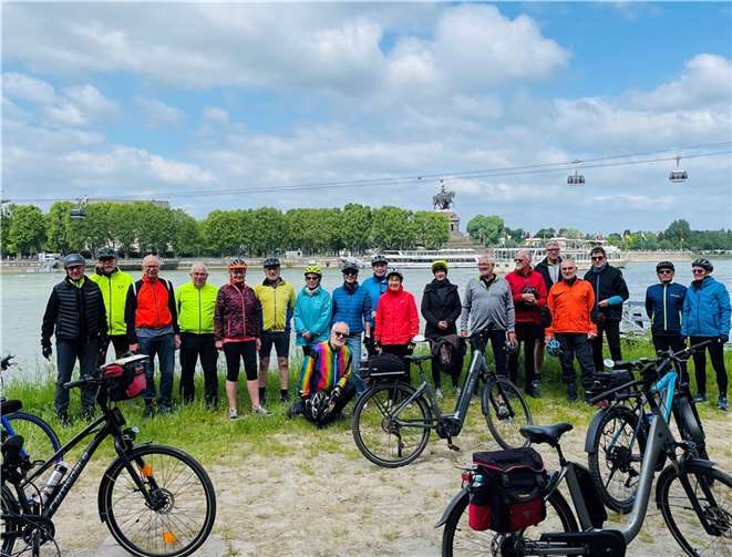 Gemeinschaft auf zwei Rädern: Plus/Minus 60 Aktiv stärkt Zusammenhalt bei Tagesradtour. Foto: Klaus Link